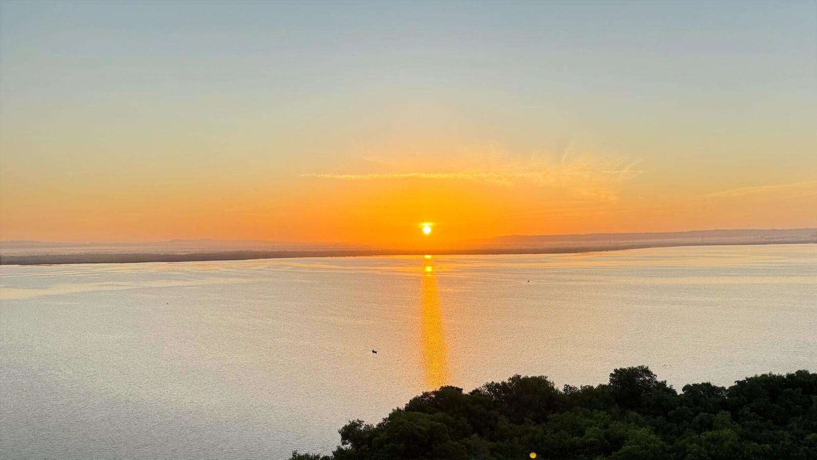 Amanecer dorado sobre la Ciénaga de la Virgen, vista desde apartamento OCEANI05 en Cielo Mar, Cartagena
