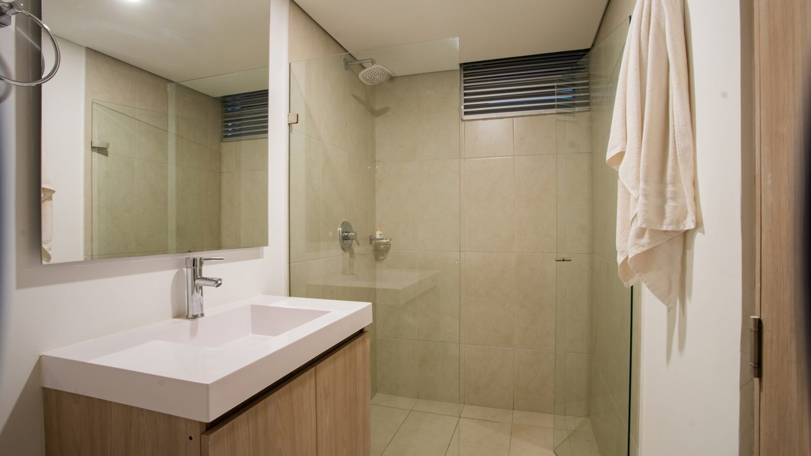 Baño completo — OCEANI05 apartamento Cartagena