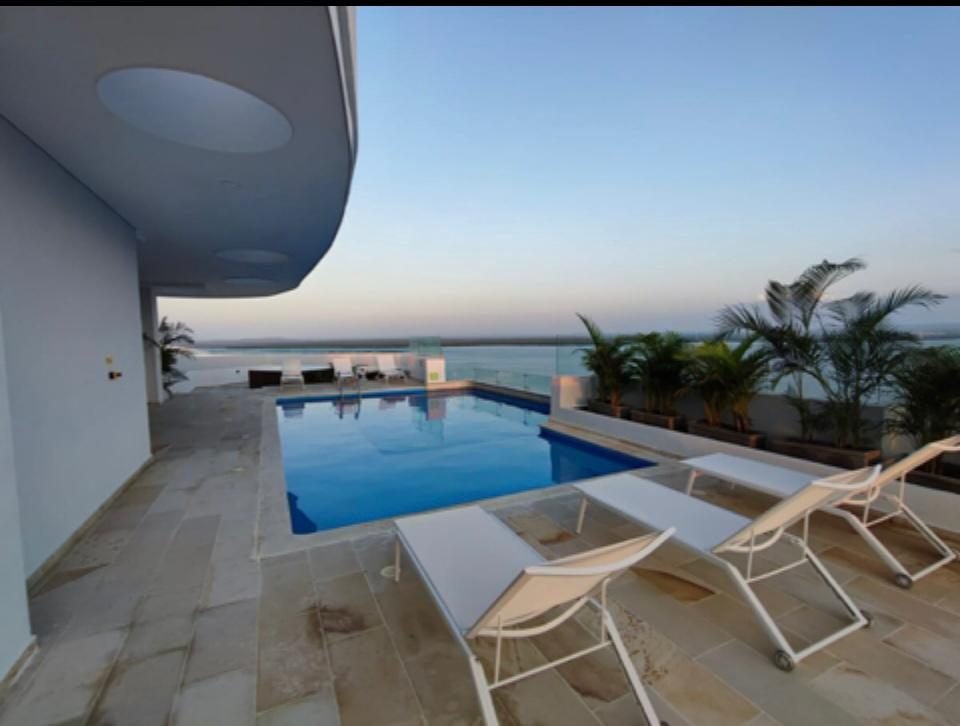 Piscina comunitaria del edificio al atardecer — OCEANI05