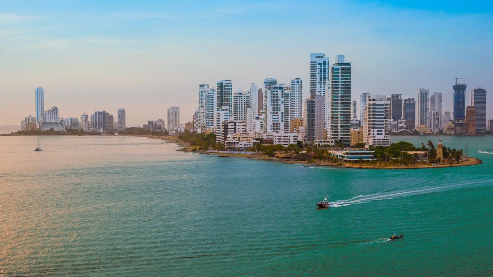Skyline moderno de Cartagena de Indias, zona Bocagrande con rascacielos frente al Mar Caribe — vista cercana a OCEANI05